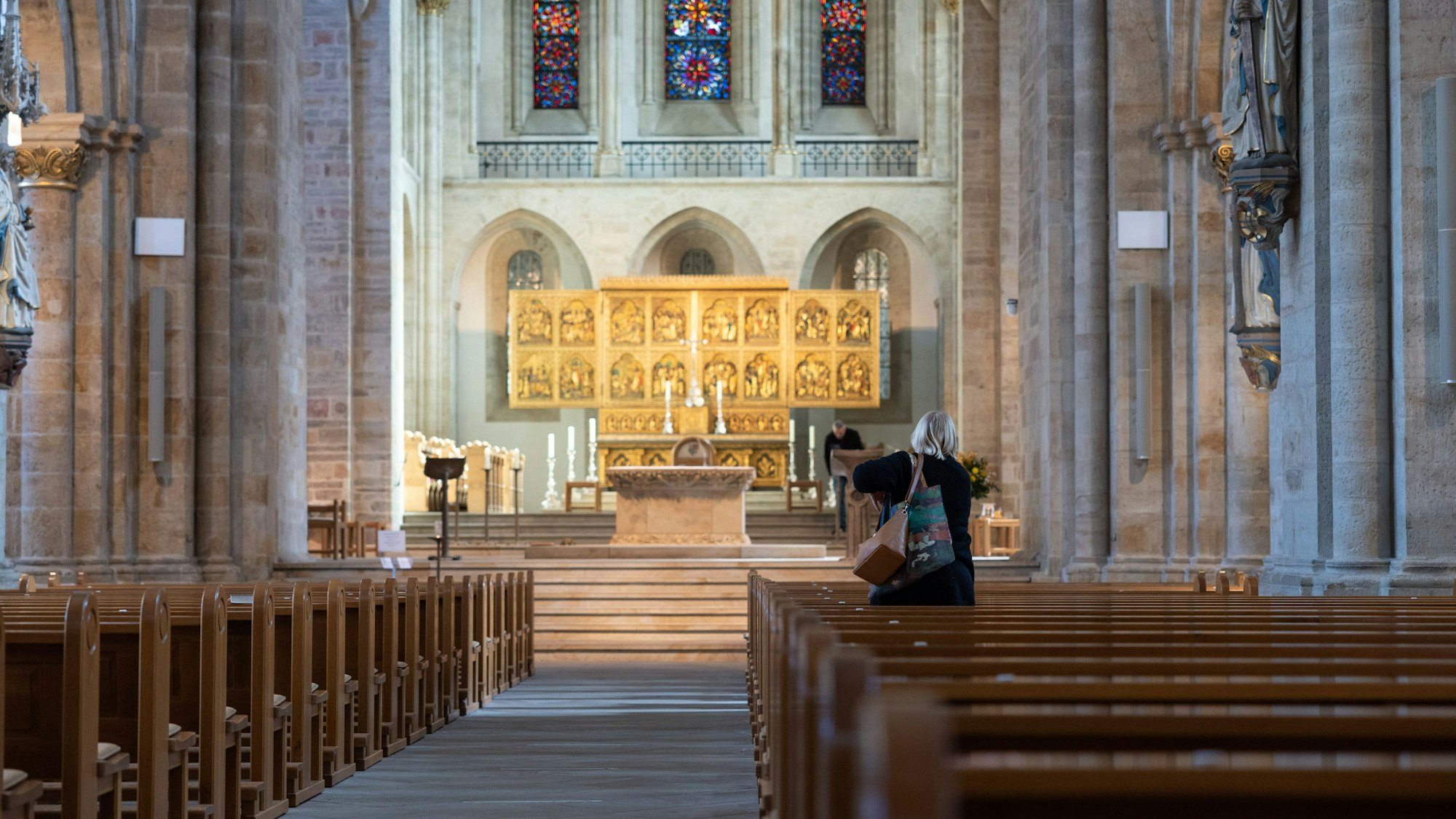 Blick auf den Altarraum im Osnabrücker Dom.+++