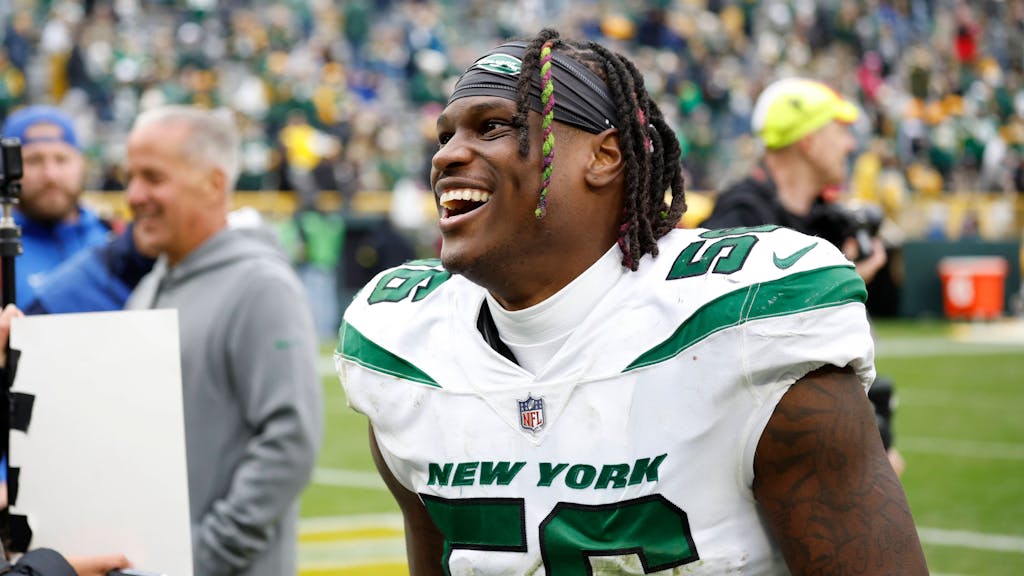 Jets-Linebacker Quincy Williams lacht nach dem Sieg gegen die Green Bay Packers.