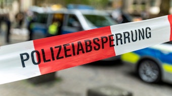Ein mit Flatterband der Polizei NRW abgesperrter Bereich in der Kölner Innenstadt.