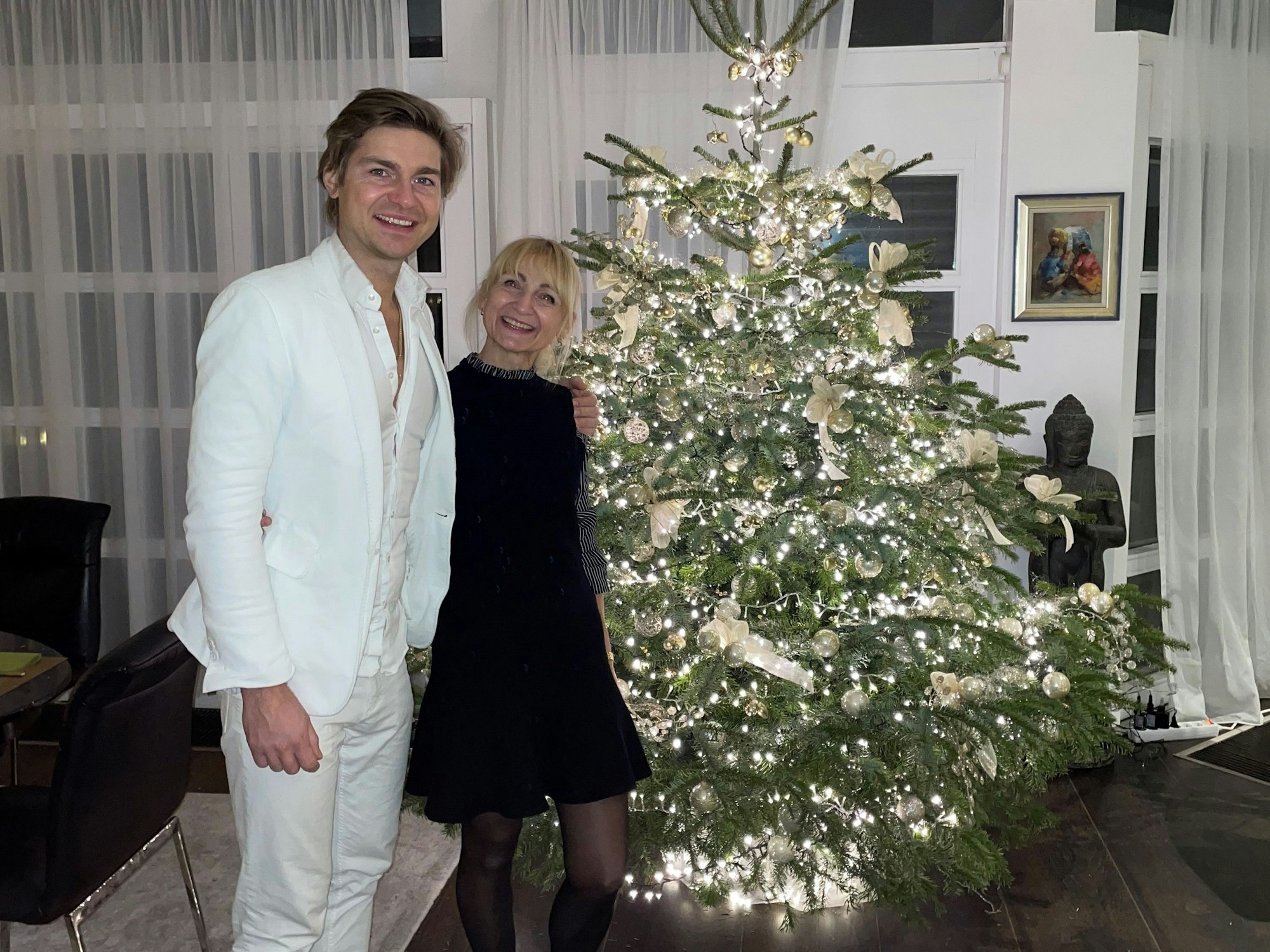 Jeremy Fragrance mit seiner Mutter Yolanda vor seinem Weihnachtsbaum im Dezember 2022.