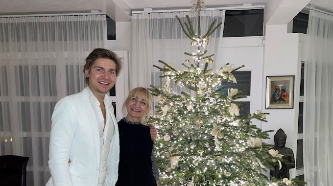 Jeremy Fragrance mit seiner Mutter Yolanda vor seinem Weihnachtsbaum im Dezember 2022.