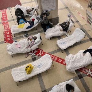 Covid-19-Patienten liegen auf Krankenhausbetten in der Lobby des „Chongqing No. 5 People's Hospital“ in Chinas südwestlicher Millionenstadt Chongqing am 23. Dezember 2022.