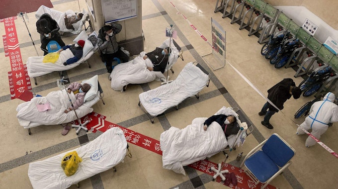 Covid-19-Patienten liegen auf Krankenhausbetten in der Lobby des „Chongqing No. 5 People's Hospital“ in Chinas südwestlicher Millionenstadt Chongqing am 23. Dezember 2022.