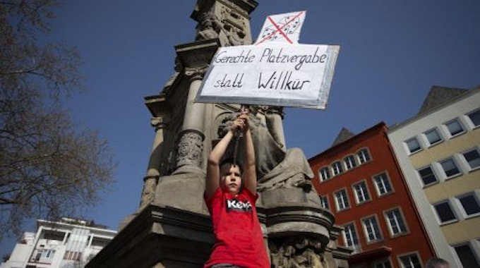 Ein Kind protestiert gegen das Verfahren bei der Vergabe von Schulplätzen auf Gesamtschulen und Gymnasien in Köln. 