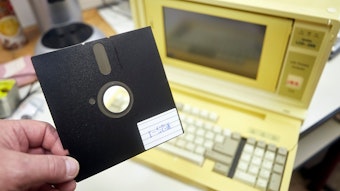 Das Foto zeigt einen LCD 286 aus den 80er Jahren, der mehr Handkoffer als Laptop ist und die großen alten Disketten benötigte.