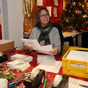 Eine Helferin im Weihnachtspostamt Engelskirchen.