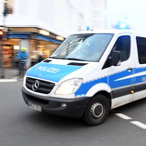 Ein Fahrzeug der Polizei in Köln im Einsatz (Symbolbild)