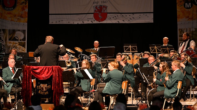 Das Foto zeigt die Musiker des Musikvereins Kürten bei ihrem Herbstkonzert im Oktober 2022 in der Kürtener Sülztalhalle.