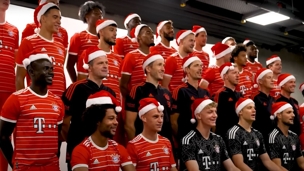 Die Spieler und Trainer des FC Bayern München singen als Weihnachts-Chor den Song „Jingle Bells“.