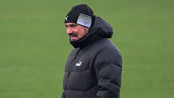 Daniel Farke, Trainer von Borussia Mönchengladbach, hier dick vermummt auf dem Trainingsplatz im Borussia-Park am 22. Dezember 2022.