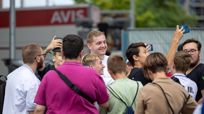 Der deutsche Webvideoproduzent Trymacs macht ein Selfie mit einem Fan auf der Gamescom.