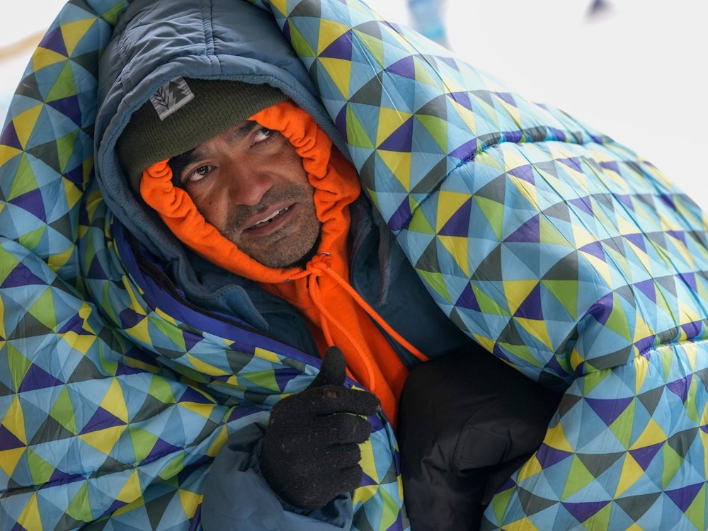 Ein Mann, der seit sechs Jahren obdachlos ist, wappnet sich am 23. Dezember 2022 gegen die extreme Kälte in einer Hilfseinrichtung für Obdachlose in Austin (Texas).