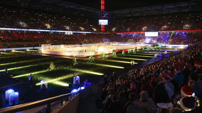 Stimmungsvoll beleuchtete Rhein-Energie-Stadion