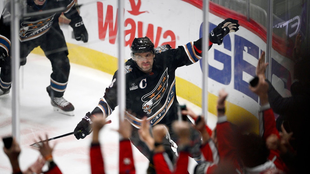 Alexander Owetschkin von den Washington Capitals jubelt nach seinem 801. NHL-Treffer im Spiel gegen die Winnipeg Jets.