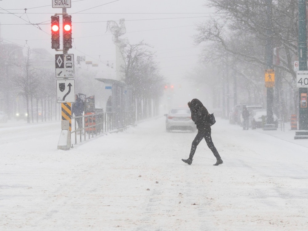 Auch in Kanada wütet der Wintersturm. Eine Person geht am 23. Dezember 2022 in Toronto durch Schneeverwehungen. Für den größten Teil des südlichen Ontarios gilt eine Wintersturmwarnung.