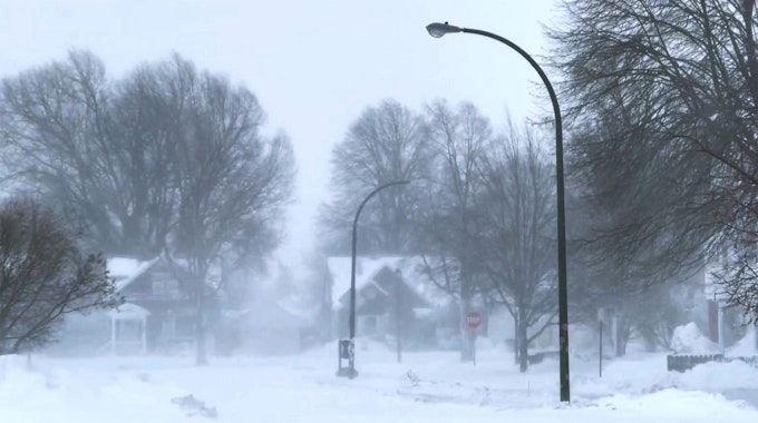Ein Schneesturm hat die USA zu Weihnachten in Chaos gestürzt. Unser Foto zeigt eine zugeschneite Nachbarschaft in Buffalo, New York.