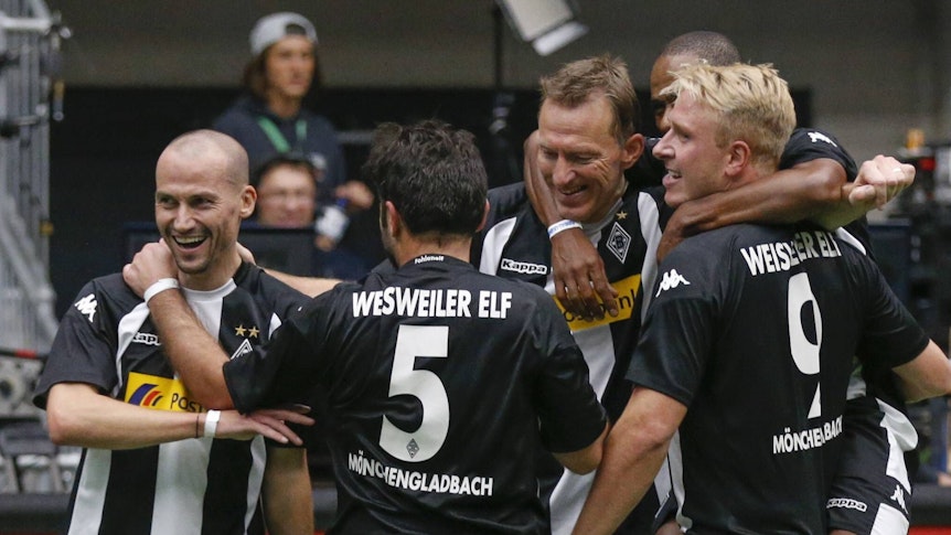 Peer Kluge bejubelt am 31. Oktober 2017 im schwarz-weißen Trikot von Borussia Mönchengladbach ein Tor mit anderen Spielern der Traditionsmannschaft Weisweiler-Elf. Auch Mike Hanke jubelt mit.