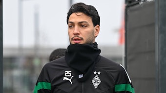 Ramy Bensebaini geht am 22. Dezember in Trainingskleidung von Borussia Mönchengladbach aus den Trainingsplatz am Borussia-Park. Der Linksverteidiger aus Algerien trägt ein langärmliges Oberteil.