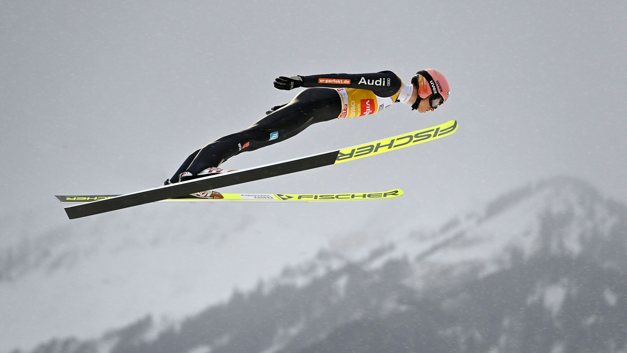 Der deutsche Skispringer Karl Geiger bei einem Sprung von seiner Heimschanze in Oberstdorf während der Tournee 2021/2022.