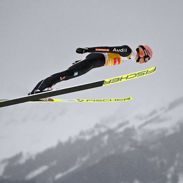 Der deutsche Skispringer Karl Geiger bei einem Sprung von seiner Heimschanze in Oberstdorf während der Tournee 2021/2022.