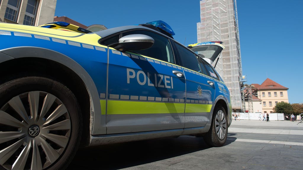 Ein Polizeifahrzeug steht in Bautzen (Symbolbild, aufgenommen 2016).&nbsp;