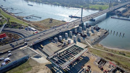 Zu sehen ist die Rheinbrücke bei Leverkusen auf der A1, die dem Verkehrsaufkommen nicht mehr gewachsen ist und ersetzt werden muss.