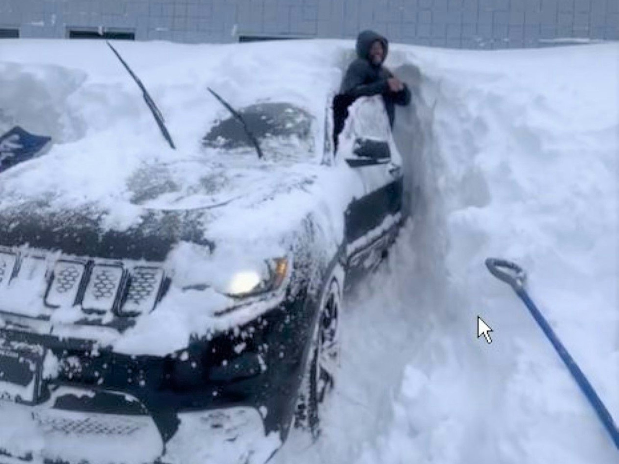 Football-Profi Dane Jackson versucht, sich in sein eingeschneites Auto zu quetschen.