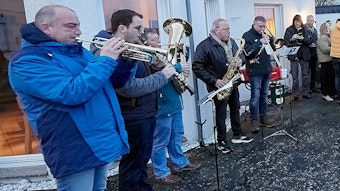 Fünf Musiker der „Kapelle unterwegs“ spielen auf der Terrasse von Wolfgang Booch Weihnachtslieder.