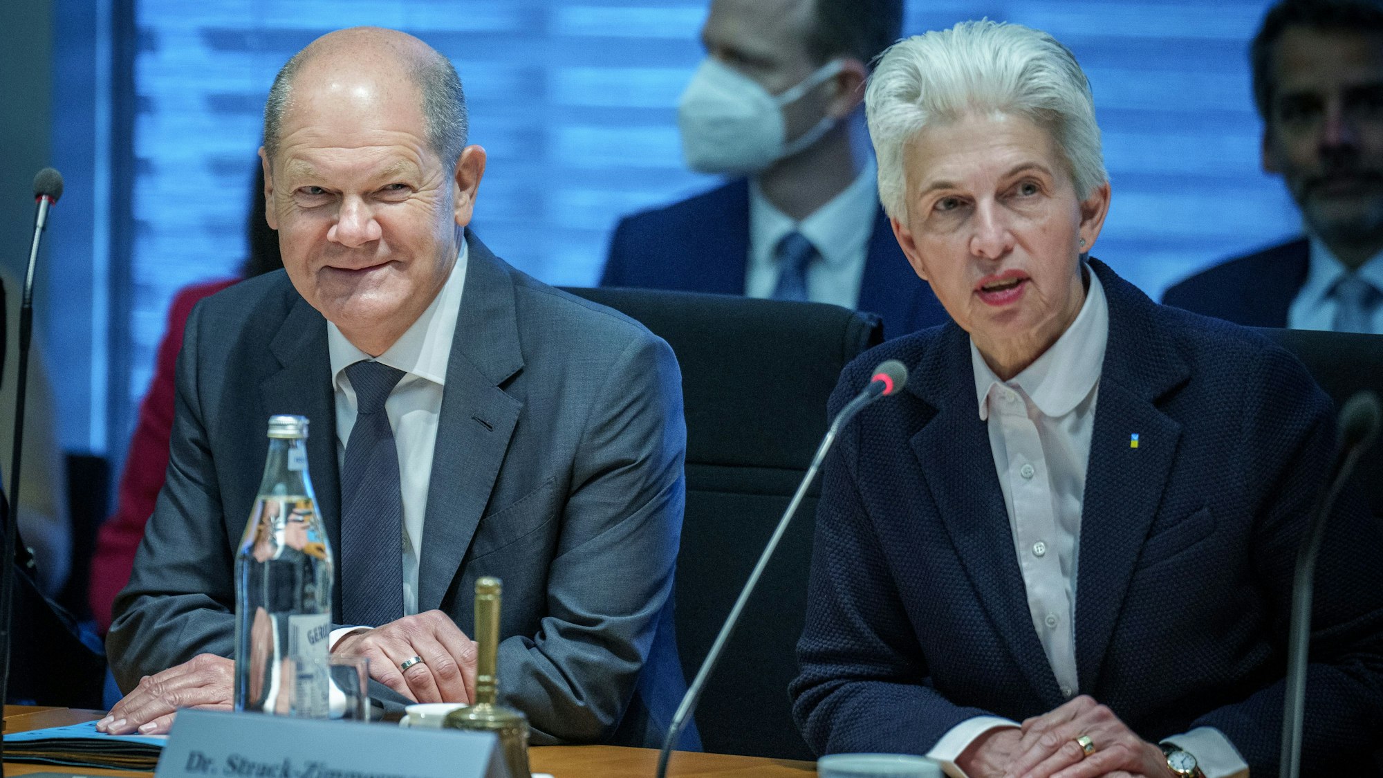 Bundeskanzler Olaf Scholz (SPD) und Marie-Agnes Strack-Zimmermann (FDP) zu Beginn einer Sondersitzung des Verteidigungsausschusses im Bundestag. K