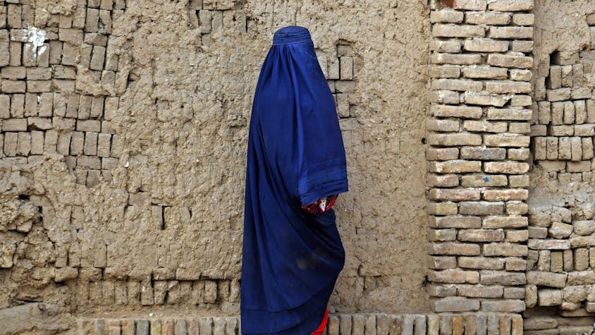 Eine Afghanin in Burka in Kandahar