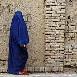 Eine Afghanin in Burka in Kandahar