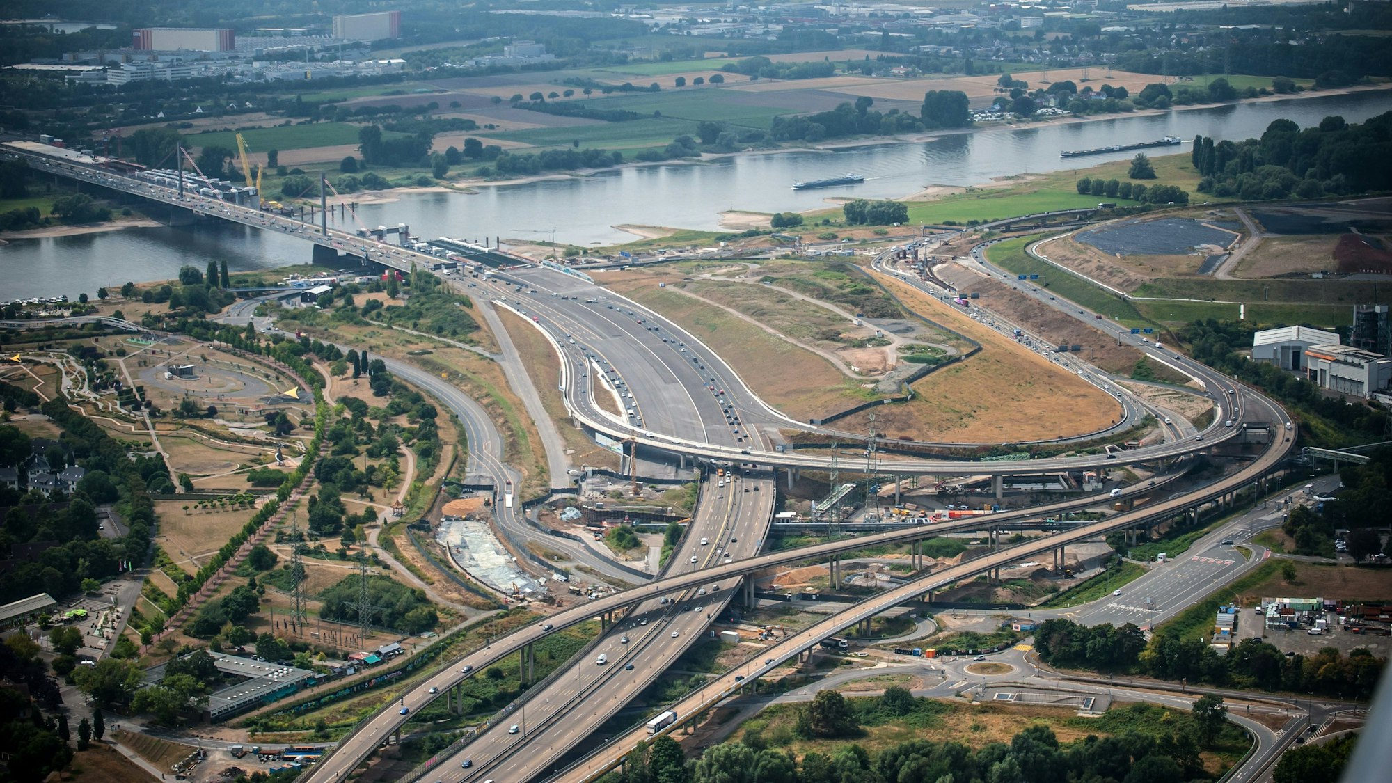 Die A1-Rheinbrücke bei Leverkusen wird aufwändig umgebaut, solang fließt der Verkehr über Burscheid und das Kreuz Köln-Nord.