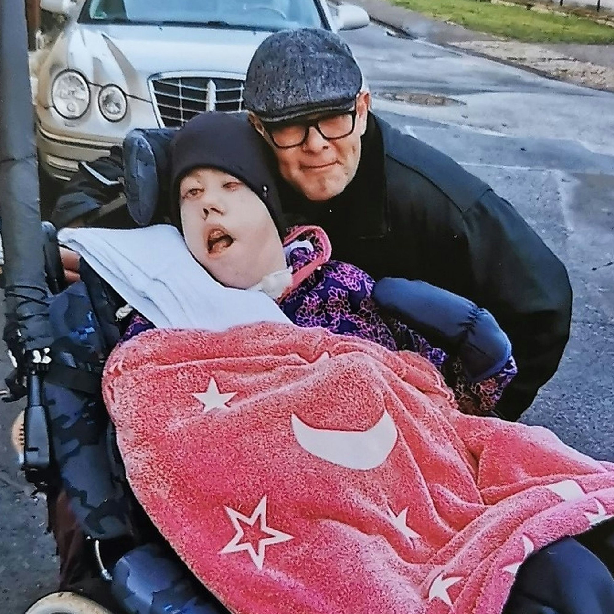 Wilfried Sievernich undr seine schwerbehinderte Tochter Julia in Mechernich-Weyer.