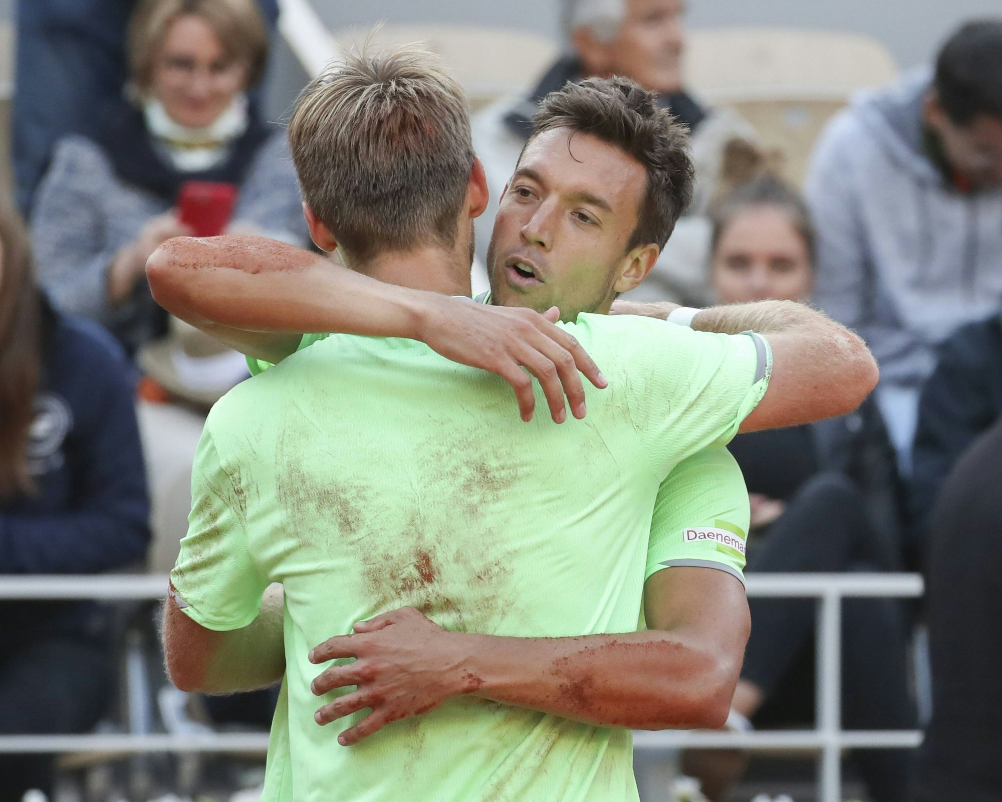 Andreas Mies umarmt Kevin Krawietz nach dem erste French-Open-Sieg