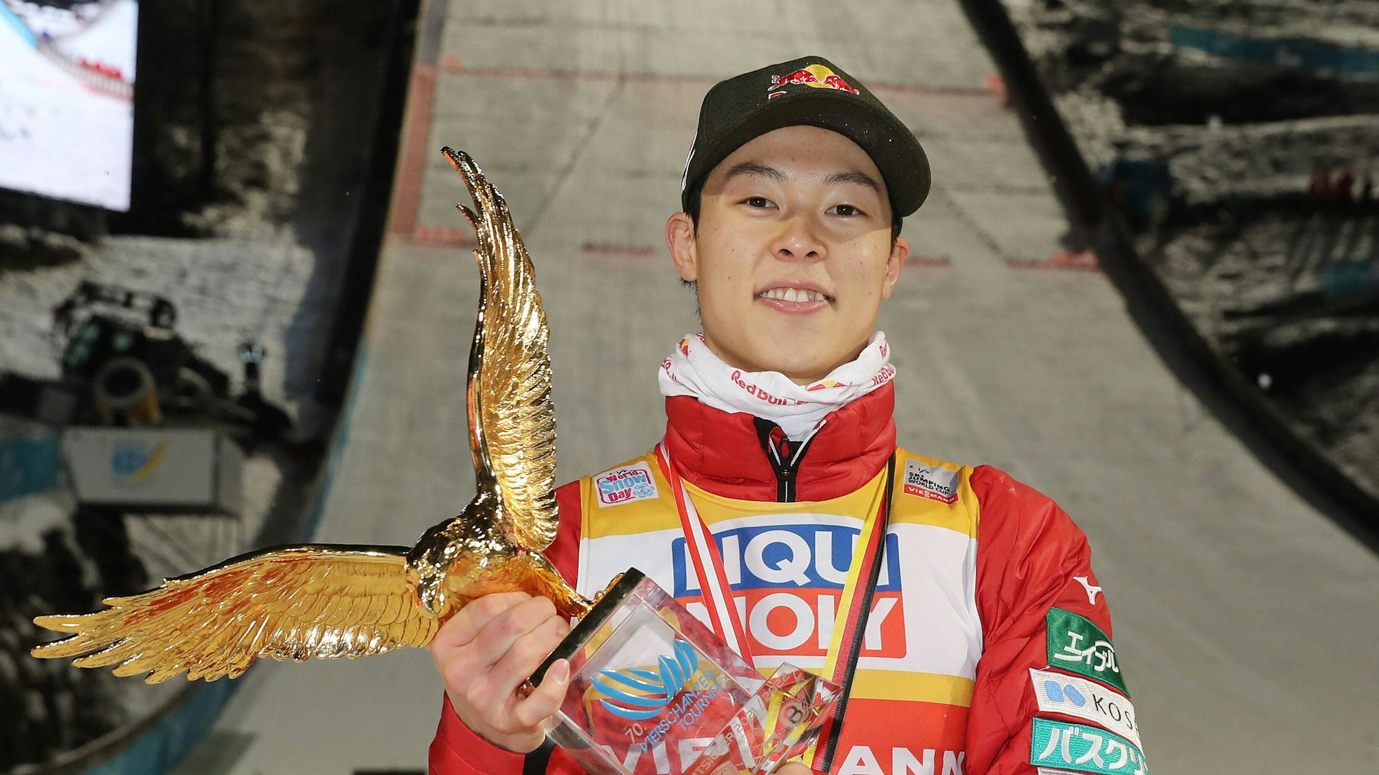 Der Japaner Ryoyu Kobayashi präsentiert nach seinem Gesamtsieg im Vorjahr den Goldenen Adler, den Pokal für den Gewinner.