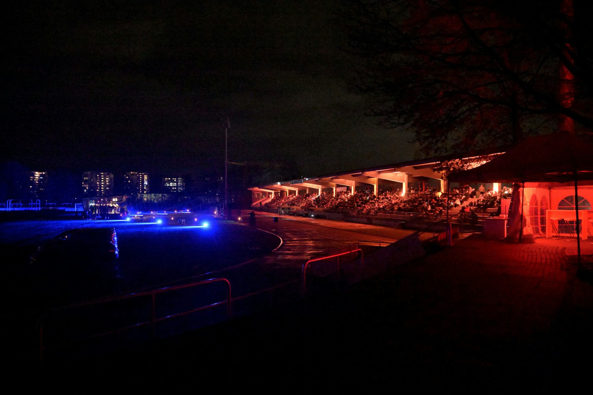 Die Tribüne des Gladbacher Stadions ist rot und blau im Dunkeln beleuchtet.