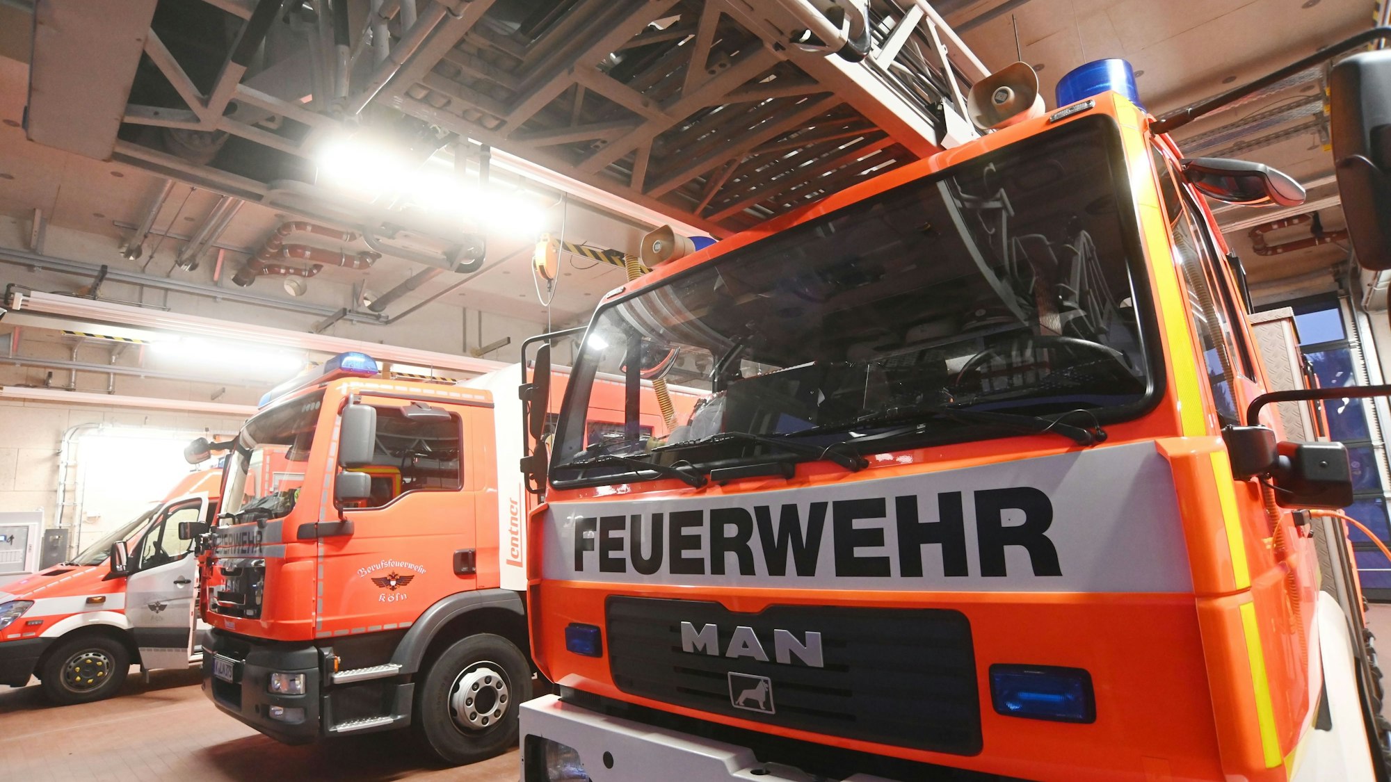 Fahrzeuge der Kölner Feuerwehr stehen in einer Garage.