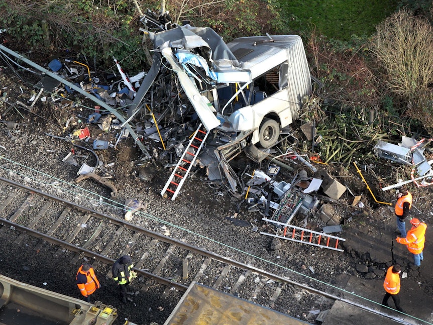 Ein Bild der Feuerwehr vom 20.12.2012 zeigt den zerstörten Linienbus in Düsseldorf (Nordrhein-Westfalen), der mit zwei Güterzügen kollidierte.