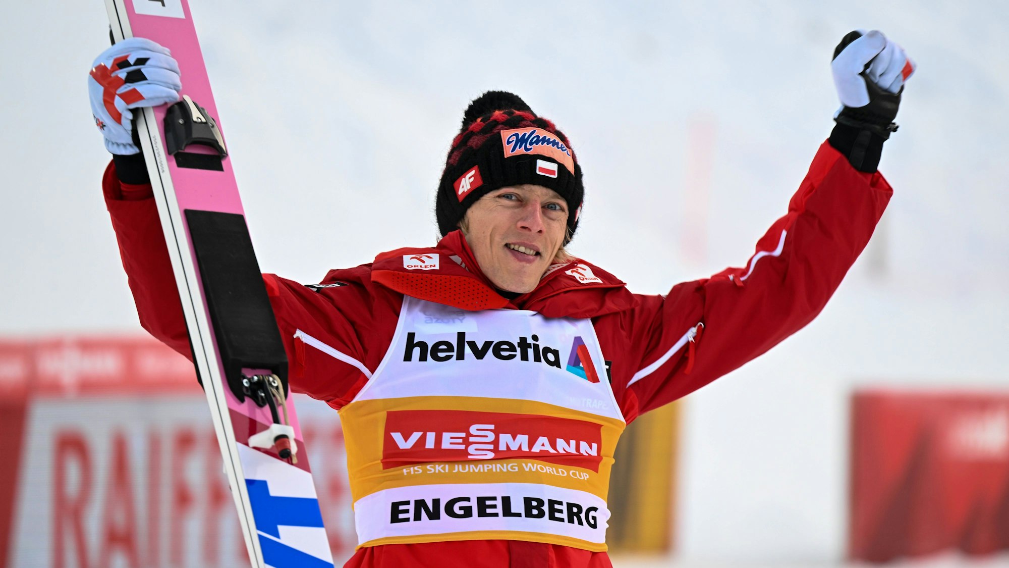 Der Pole Dawid Kubacki jubelt nach seinem letzten Sieg in Engelberg (Schweiz).