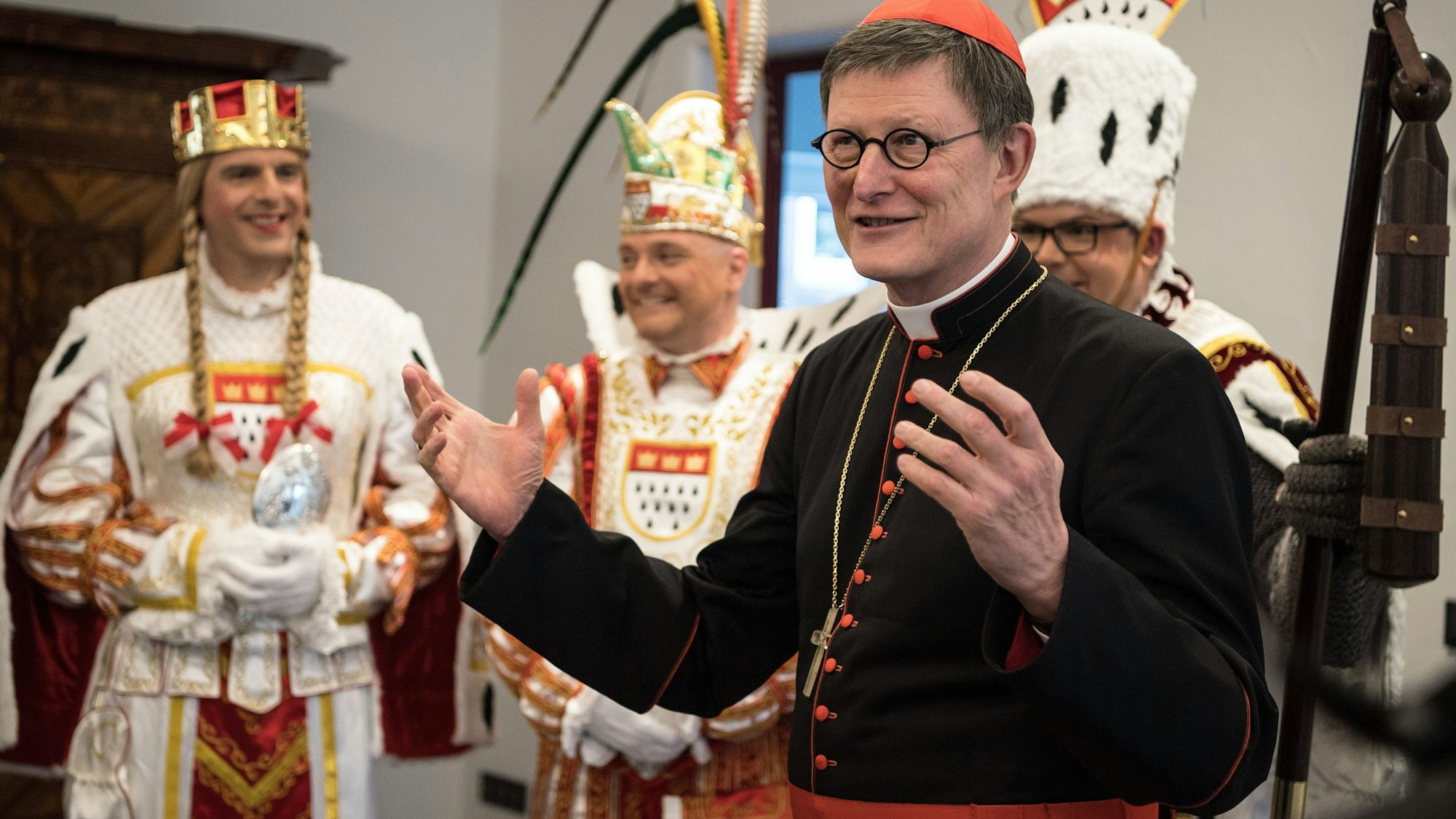 Erzbischof Rainer Maria Kardinal Woelki begrüßt das Kölner Dreigestirn von 2017 mit Prinz Stefan, Jungfrau Stefanie und Bauer Andreas in seiner Residenz.