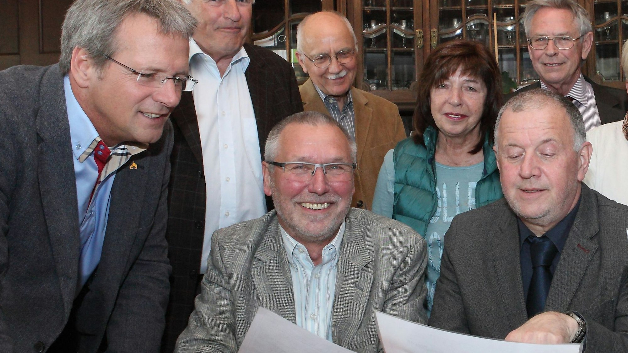 Karlheinz Batzer bei der Unterzeichnung des Vertrages im Jahre 2016 zum Bürgerbus im Bürgermeisterzimmer Eulenbroich.