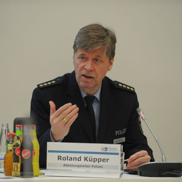Roland Küpper spricht auf einer Konferenz in ein Mikrofon.&nbsp;
