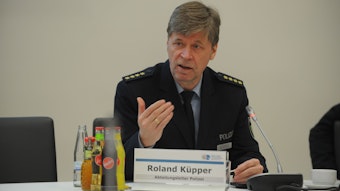 Das Foto zeigt Abteilungsleiter Roland Küpper in seiner blauen Uniform.