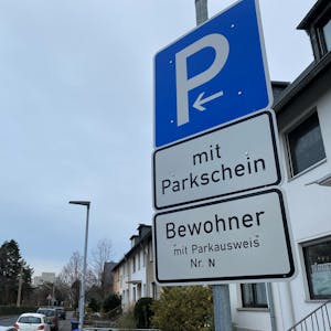Ein Hinweisschild zum Parken in der Brühler Innenstadt.
