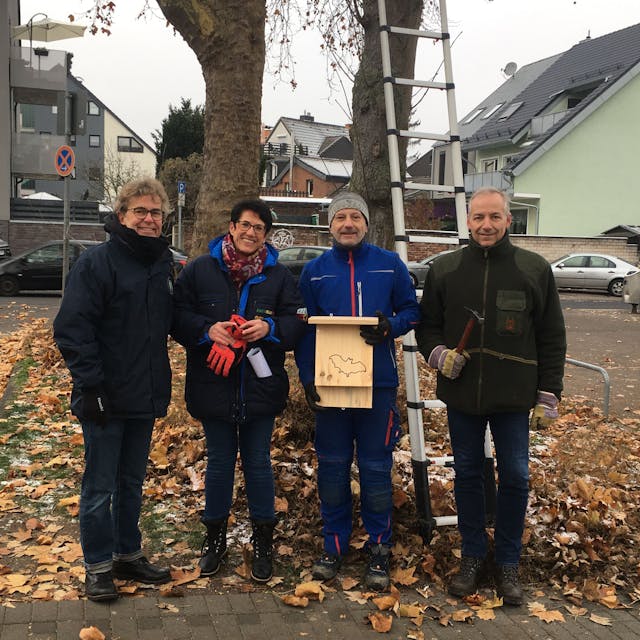 Einige Mitglieder des Bürgervereins Urbach mit den neuen Nistkästen.