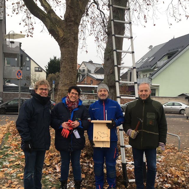 Einige Mitglieder des Bürgervereins Urbach mit den neuen Nistkästen.