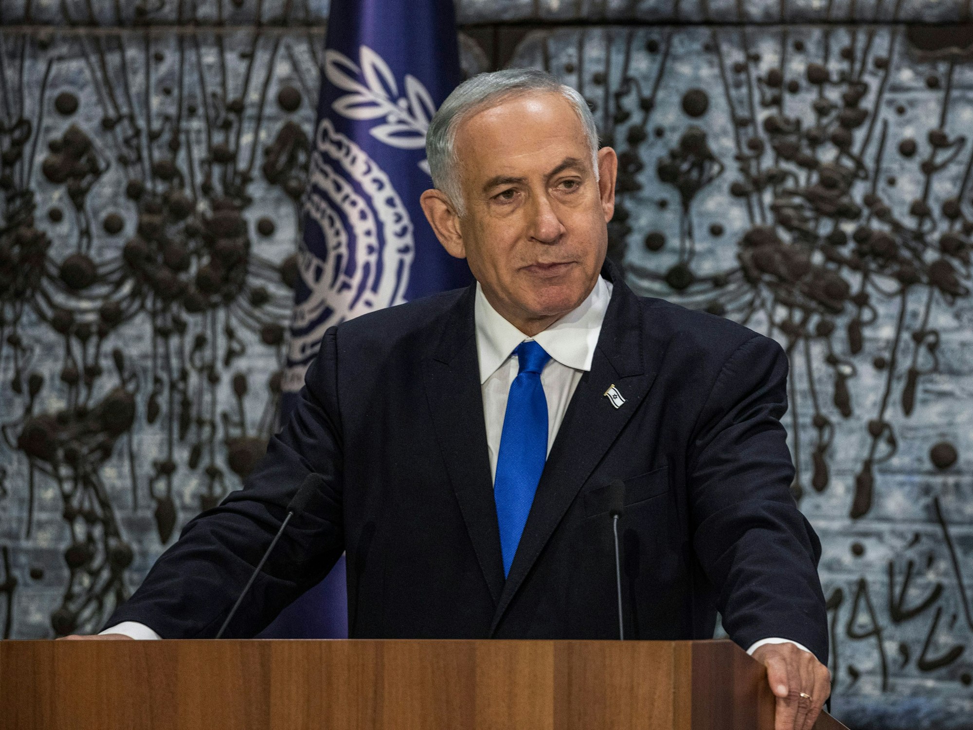 Der Likud-Vorsitzende und israelische Ministerpräsident Benjamin Netanjahu, hier vor dem Pult in der Residenz des Präsidenten im November 2022 in Jerusalem, wurde zu einer Rüge veranlasst.