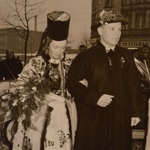 Jürgen und Christa Brandsch-Böhm auf einem schwarz-weißen Foto vom Tag ihrer Hochzeit in Festtracht.