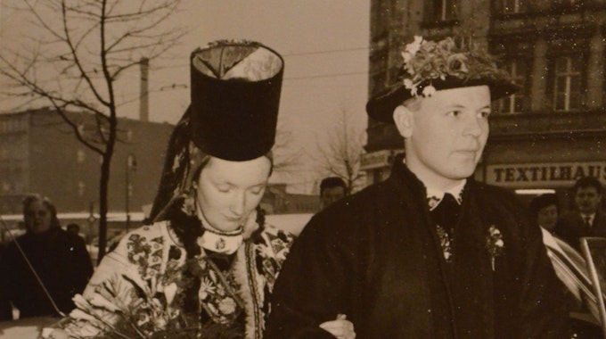 Jürgen und Christa Brandsch-Böhm auf einem schwarz-weißen Foto vom Tag ihrer Hochzeit in Festtracht.