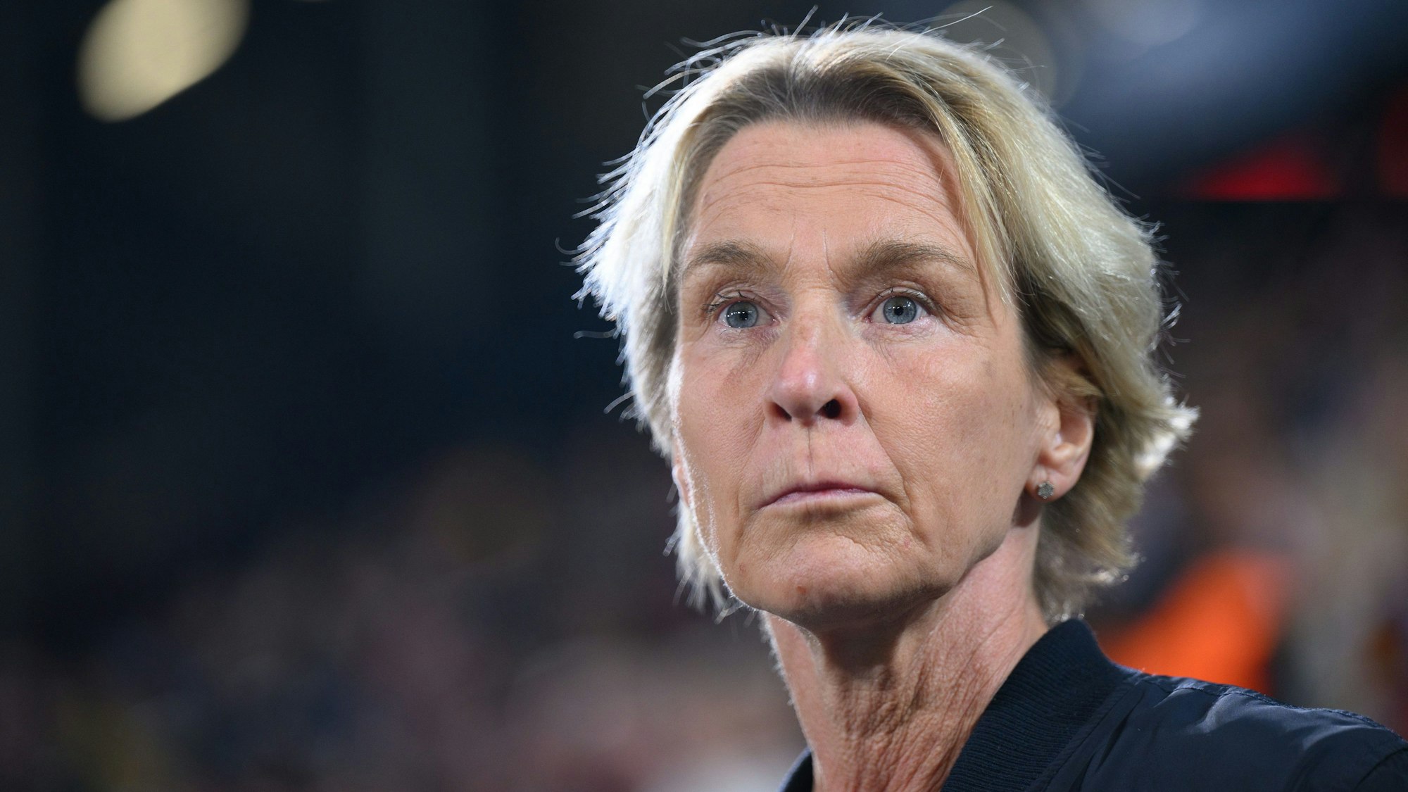 Bundestrainerin Martina Voss-Tecklenburg schaut fokussiert beim Länderspiel zwischen Deutschland und Frankreich.
